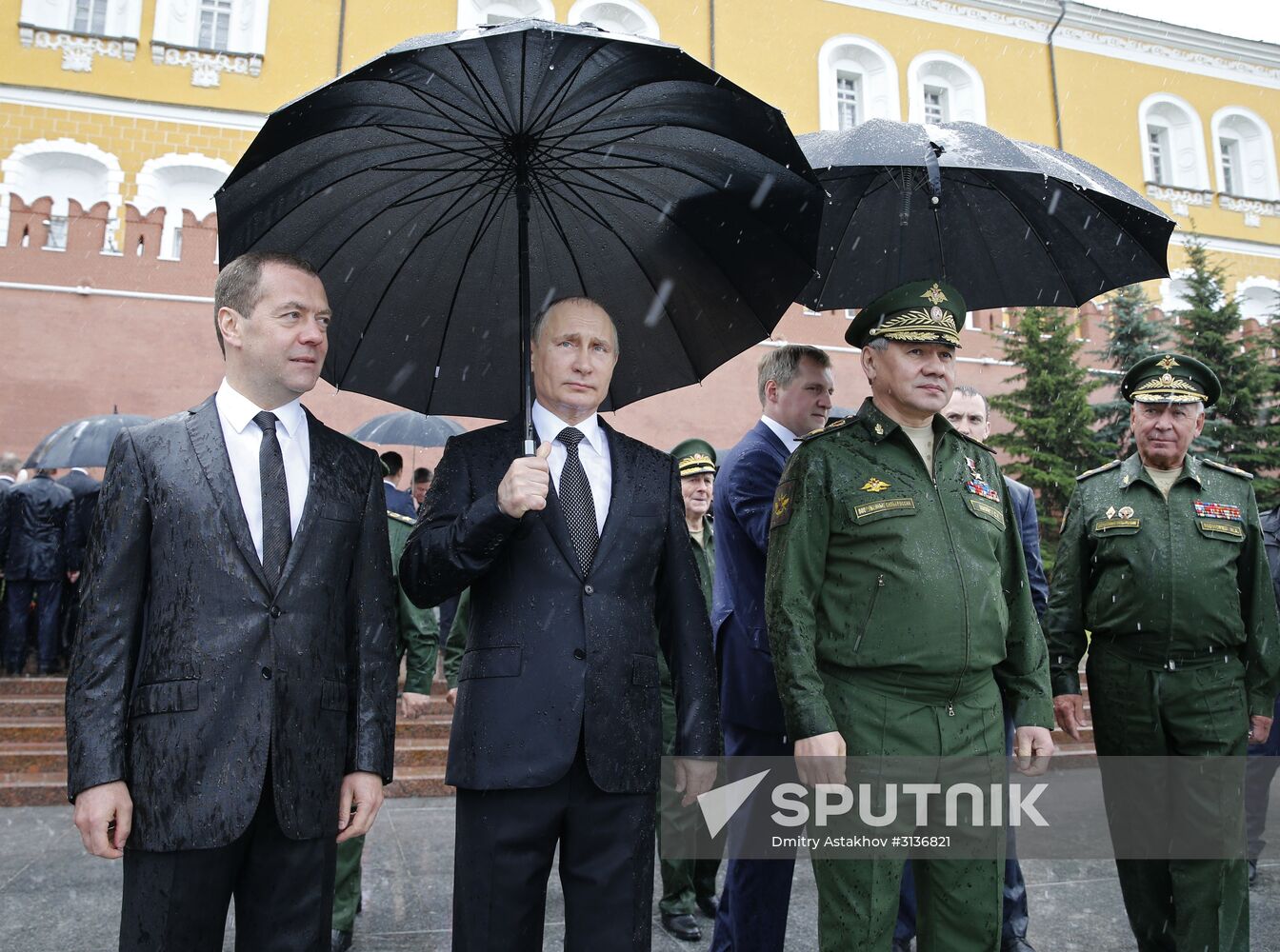 Russian President Vladimir Putin and Prime Minister Dmitry Medvedev lay flowers at Tomb of the Unknown Soldier