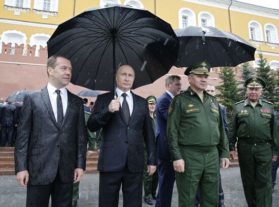 Russian President Vladimir Putin and Prime Minister Dmitry Medvedev lay flowers at Tomb of the Unknown Soldier