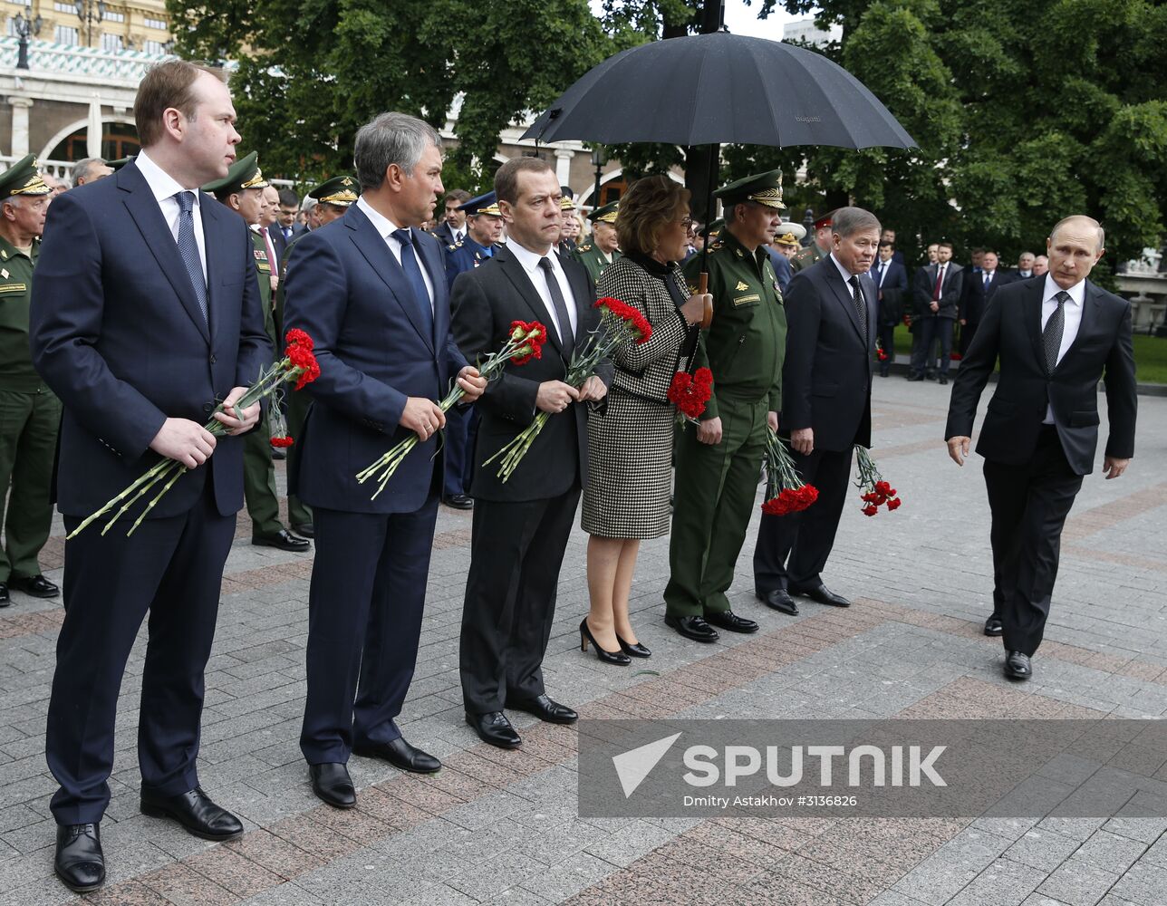 Russian President Vladimir Putin and Prime Minister Dmitry Medvedev lay flowers at Tomb of the Unknown Soldier