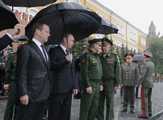 Russian President Vladimir Putin and Prime Minister Dmitry Medvedev lay flowers at Tomb of the Unknown Soldier