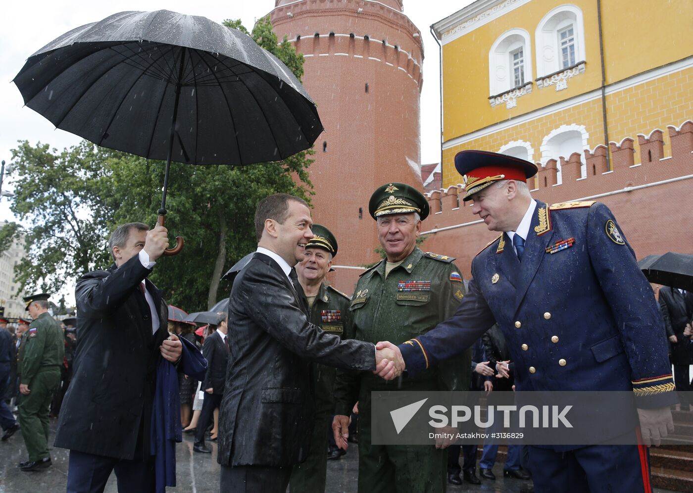 Russian President Vladimir Putin and Prime Minister Dmitry Medvedev lay wreaths at Tomb of the Unknown Soldier