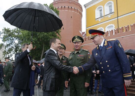 Russian President Vladimir Putin and Prime Minister Dmitry Medvedev lay wreaths at Tomb of the Unknown Soldier