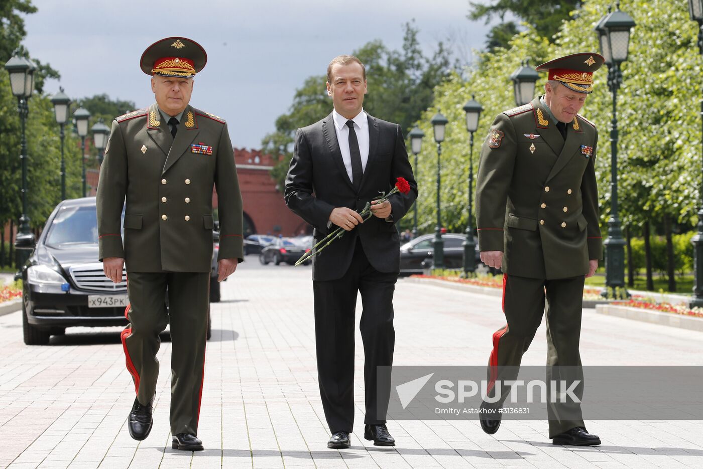 Russian President Vladimir Putin and Prime Minister Dmitry Medvedev lay wreaths at Tomb of the Unknown Soldier