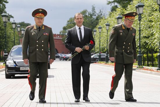 Russian President Vladimir Putin and Prime Minister Dmitry Medvedev lay wreaths at Tomb of the Unknown Soldier