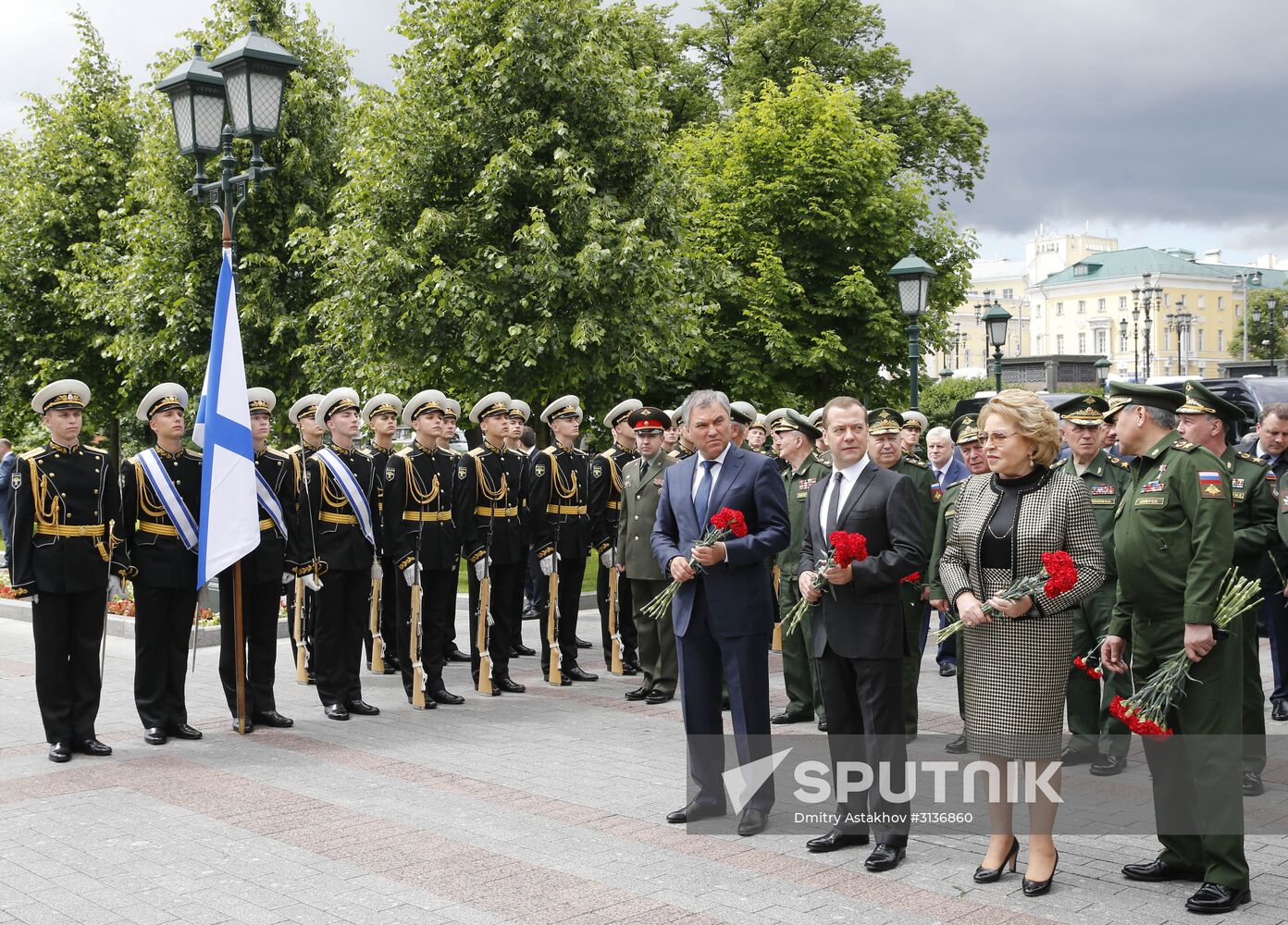 Russian President Vladimir Putin and Prime Minister Dmitry Medvedev lay wreaths at Tomb of the Unknown Soldier