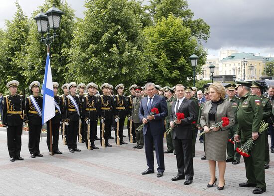 Russian President Vladimir Putin and Prime Minister Dmitry Medvedev lay wreaths at Tomb of the Unknown Soldier