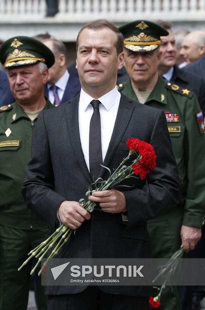 Russian President Vladimir Putin and Prime Minister Dmitry Medvedev lay wreaths at Tomb of the Unknown Soldier