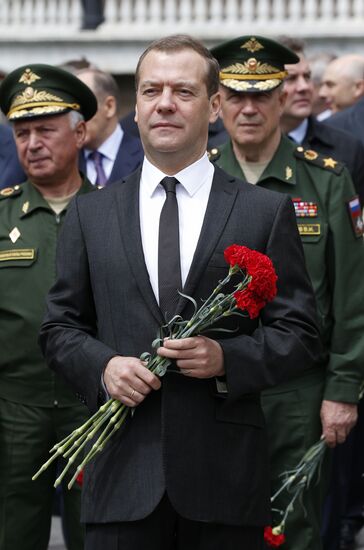 Russian President Vladimir Putin and Prime Minister Dmitry Medvedev lay wreaths at Tomb of the Unknown Soldier