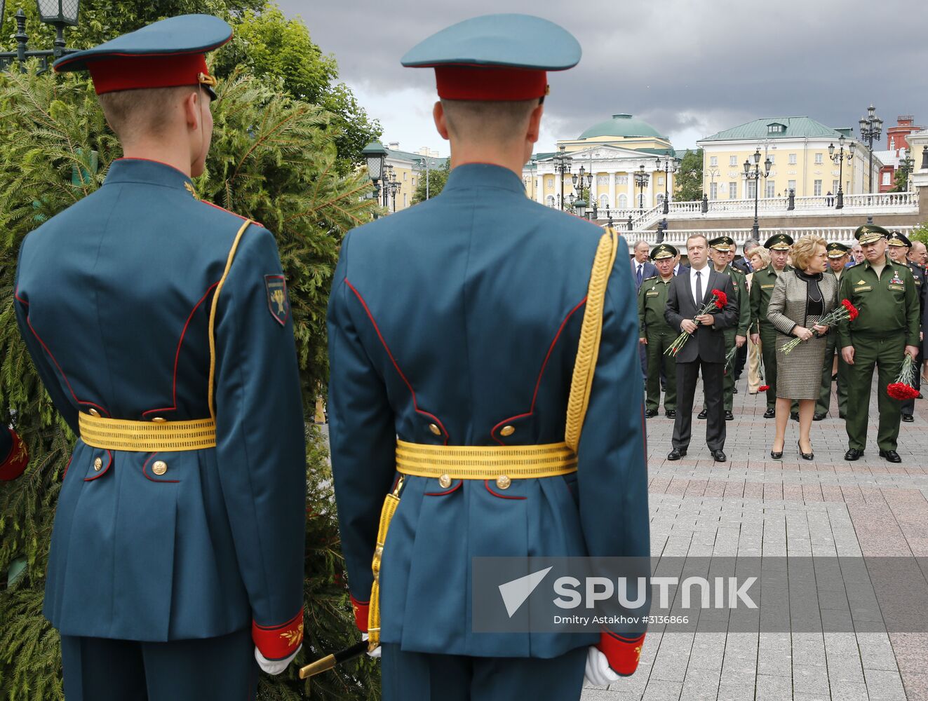 Russian President Vladimir Putin and Prime Minister Dmitry Medvedev lay wreaths at Tomb of the Unknown Soldier
