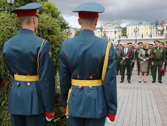 Russian President Vladimir Putin and Prime Minister Dmitry Medvedev lay wreaths at Tomb of the Unknown Soldier