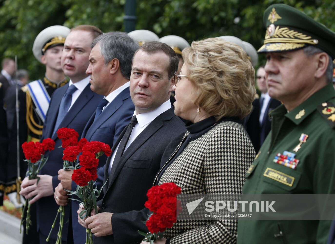 Russian President Vladimir Putin and Prime Minister Dmitry Medvedev lay wreaths at Tomb of the Unknown Soldier