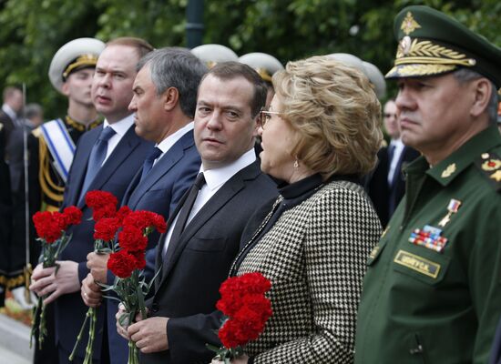 Russian President Vladimir Putin and Prime Minister Dmitry Medvedev lay wreaths at Tomb of the Unknown Soldier