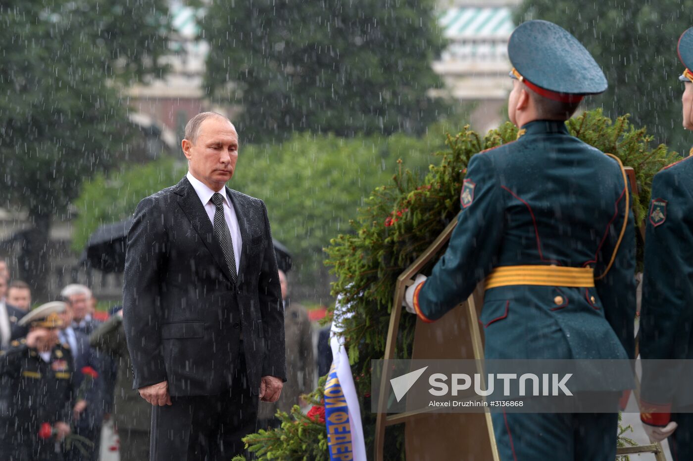 Russian President Vladimir Putin and Prime Minister Dmitry Medvedev lay wreaths at Tomb of the Unknown Soldier