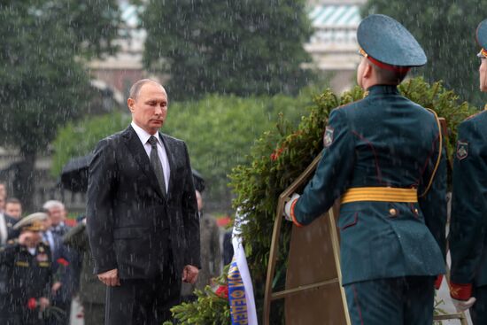 Russian President Vladimir Putin and Prime Minister Dmitry Medvedev lay wreaths at Tomb of the Unknown Soldier