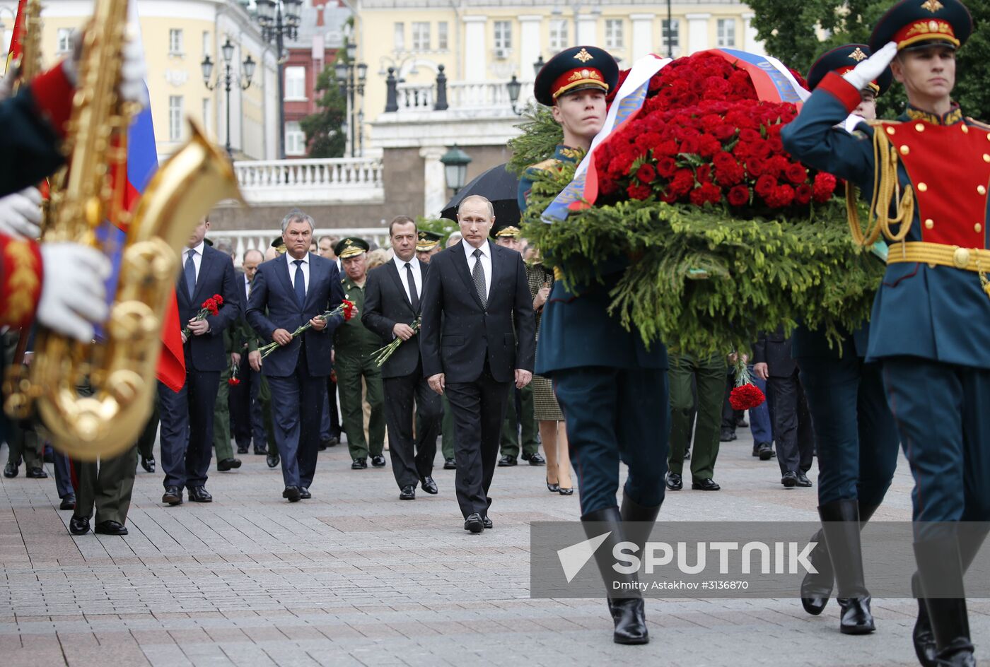 Russian President Vladimir Putin and Prime Minister Dmitry Medvedev lay wreaths at Tomb of the Unknown Soldier