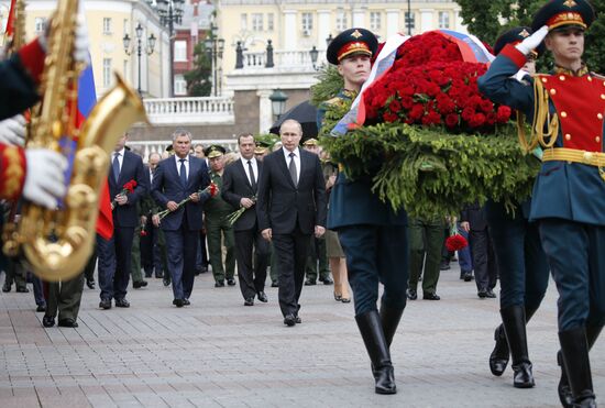 Russian President Vladimir Putin and Prime Minister Dmitry Medvedev lay wreaths at Tomb of the Unknown Soldier
