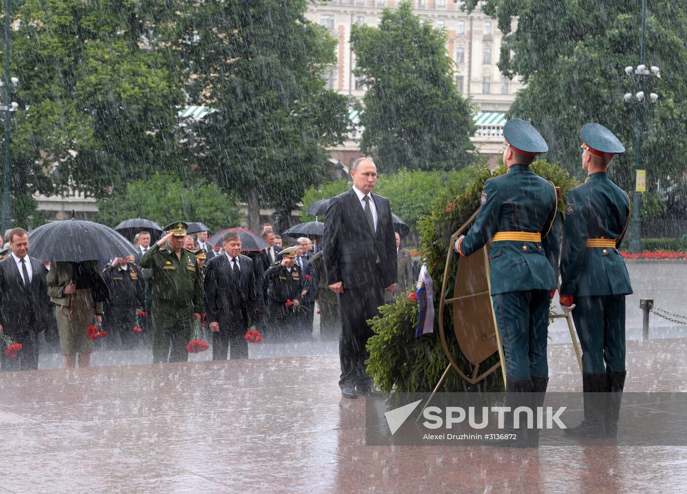 Russian President Vladimir Putin and Prime Minister Dmitry Medvedev lay wreaths at Tomb of the Unknown Soldier