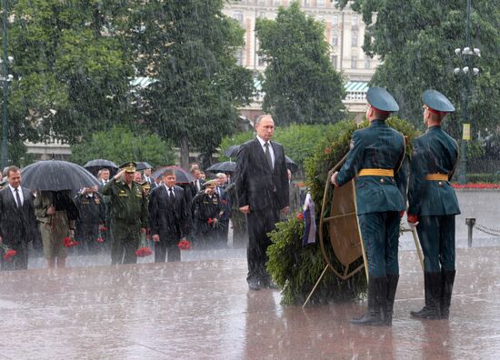 Russian President Vladimir Putin and Prime Minister Dmitry Medvedev lay wreaths at Tomb of the Unknown Soldier