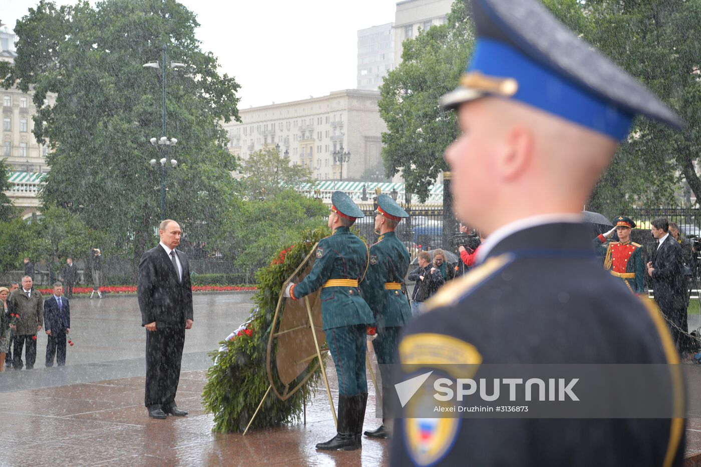 Russian President Vladimir Putin and Prime Minister Dmitry Medvedev lay wreaths at Tomb of the Unknown Soldier