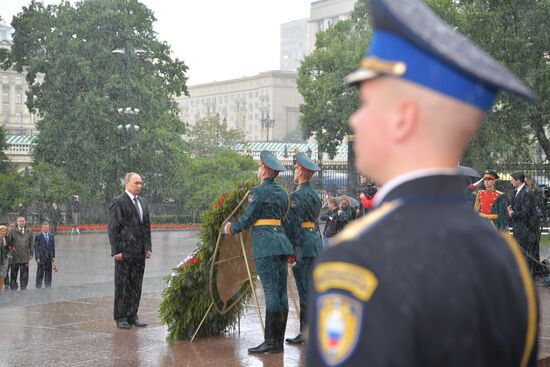 Russian President Vladimir Putin and Prime Minister Dmitry Medvedev lay wreaths at Tomb of the Unknown Soldier