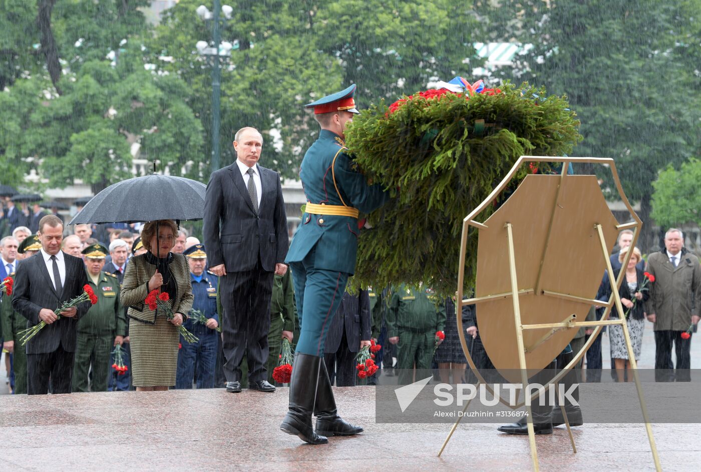 Russian President Vladimir Putin and Prime Minister Dmitry Medvedev lay wreaths at Tomb of the Unknown Soldier