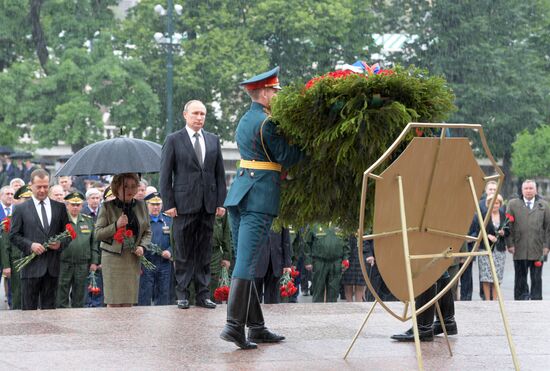 Russian President Vladimir Putin and Prime Minister Dmitry Medvedev lay wreaths at Tomb of the Unknown Soldier