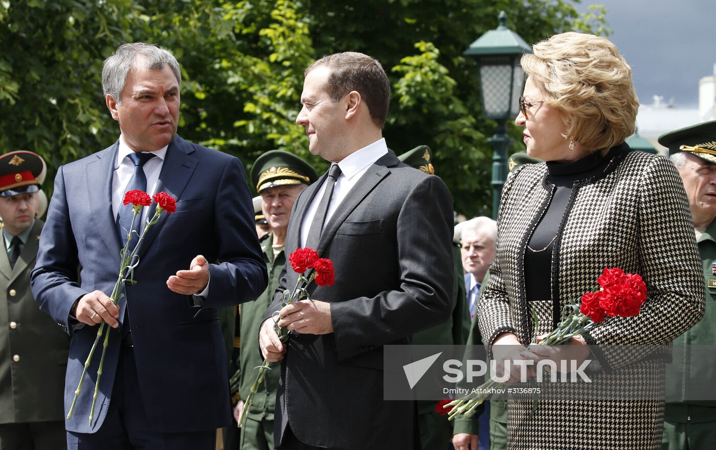 Russian President Vladimir Putin and Prime Minister Dmitry Medvedev lay wreaths at Tomb of the Unknown Soldier