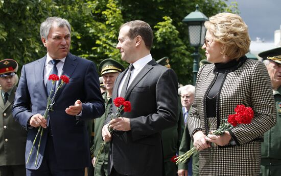 Russian President Vladimir Putin and Prime Minister Dmitry Medvedev lay wreaths at Tomb of the Unknown Soldier