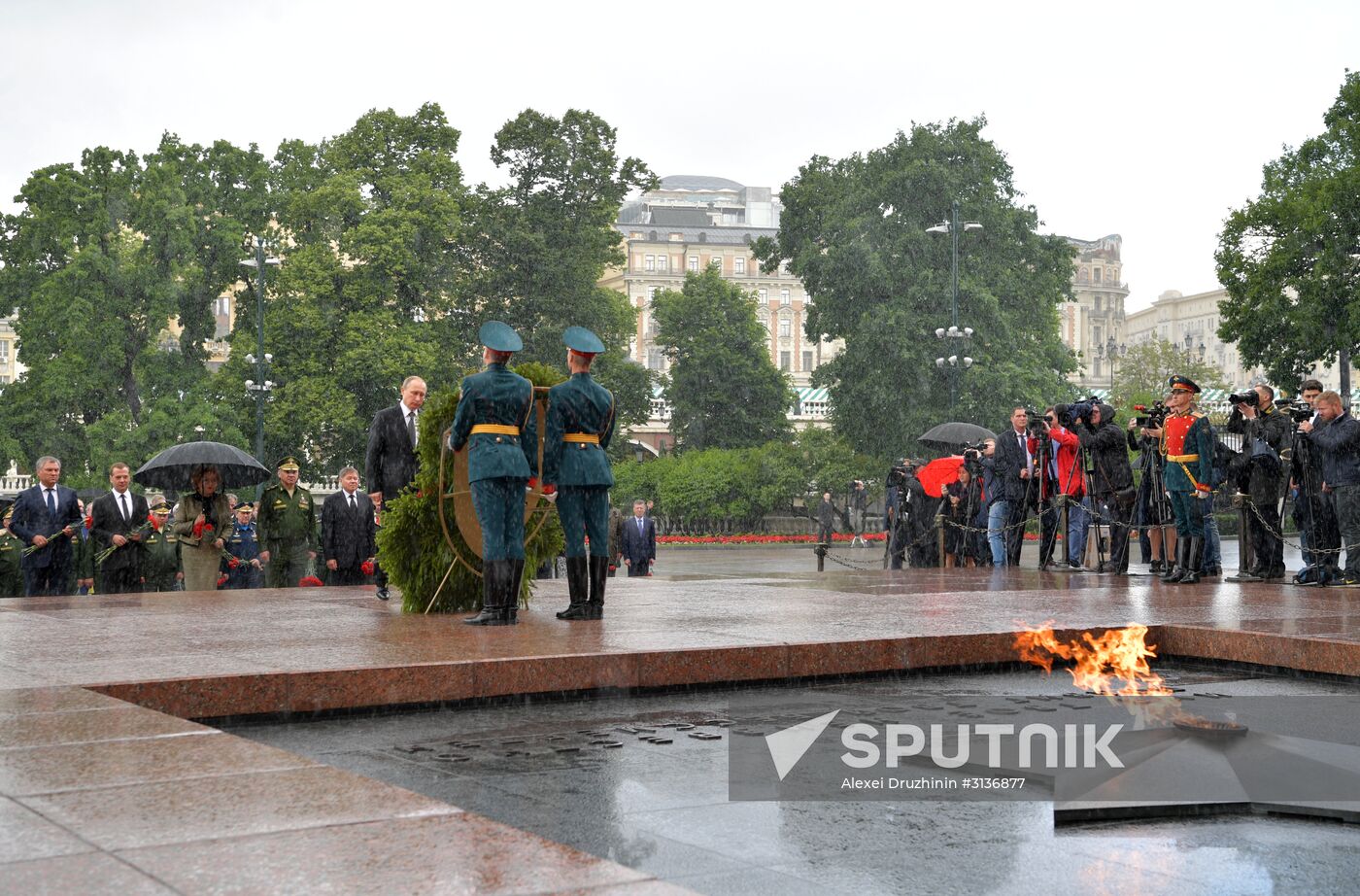 Russian President Vladimir Putin and Prime Minister Dmitry Medvedev lay wreaths at Tomb of the Unknown Soldier