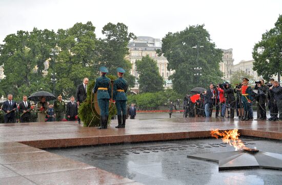 Russian President Vladimir Putin and Prime Minister Dmitry Medvedev lay wreaths at Tomb of the Unknown Soldier