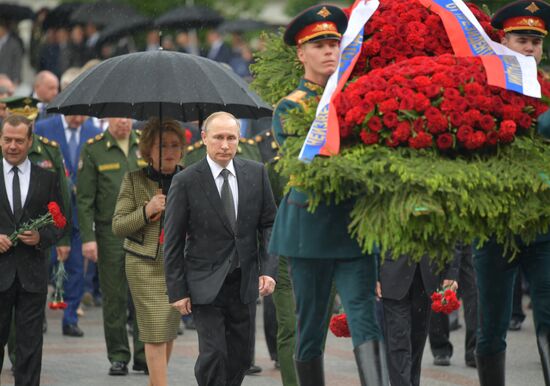 Russian President Vladimir Putin and Prime Minister Dmitry Medvedev lay wreaths at Tomb of the Unknown Soldier