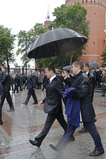 Russian President Vladimir Putin and Prime Minister Dmitry Medvedev lay wreaths at Tomb of the Unknown Soldier