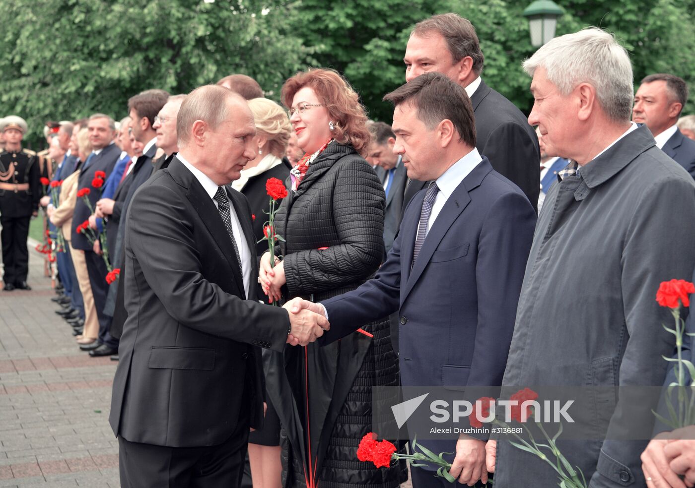 Russian President Vladimir Putin and Prime Minister Dmitry Medvedev lay wreaths at Tomb of the Unknown Soldier