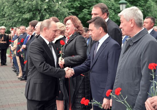 Russian President Vladimir Putin and Prime Minister Dmitry Medvedev lay wreaths at Tomb of the Unknown Soldier