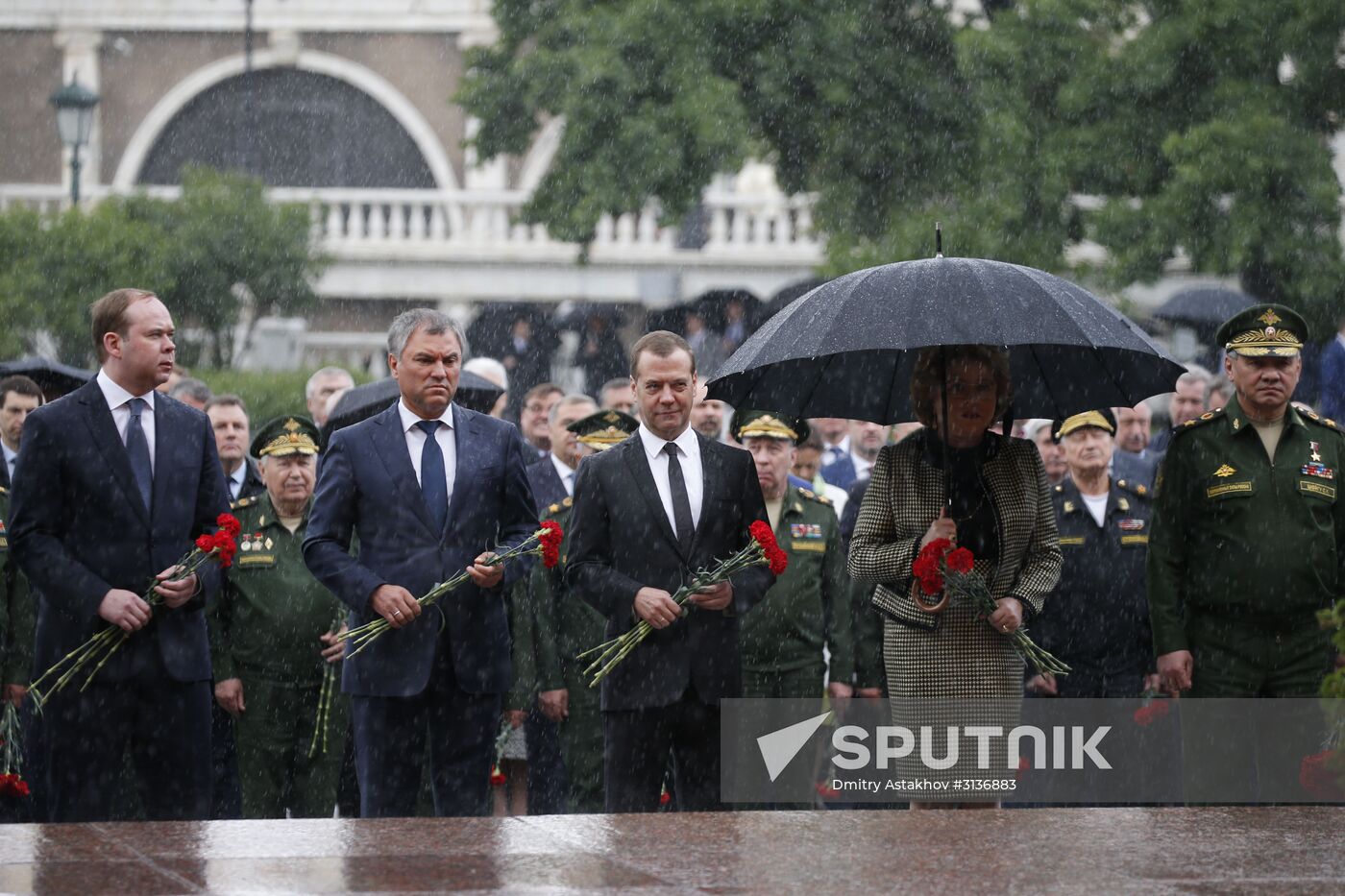 Russian President Vladimir Putin and Prime Minister Dmitry Medvedev lay wreaths at Tomb of the Unknown Soldier