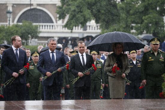Russian President Vladimir Putin and Prime Minister Dmitry Medvedev lay wreaths at Tomb of the Unknown Soldier