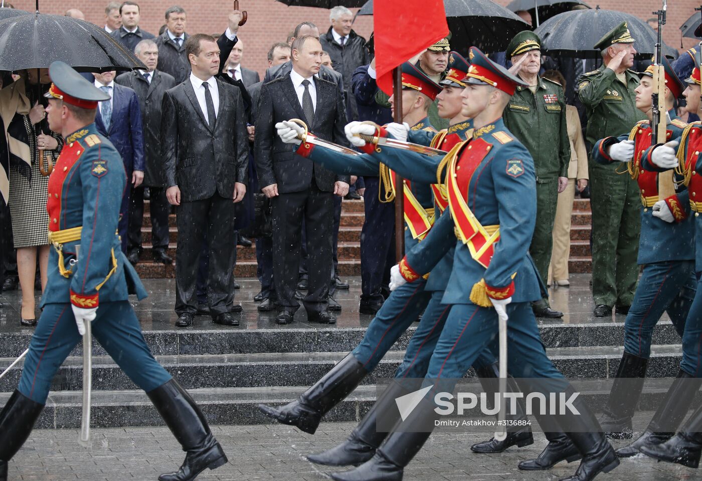 Russian President Vladimir Putin and Prime Minister Dmitry Medvedev lay wreaths at Tomb of the Unknown Soldier