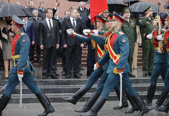 Russian President Vladimir Putin and Prime Minister Dmitry Medvedev lay wreaths at Tomb of the Unknown Soldier