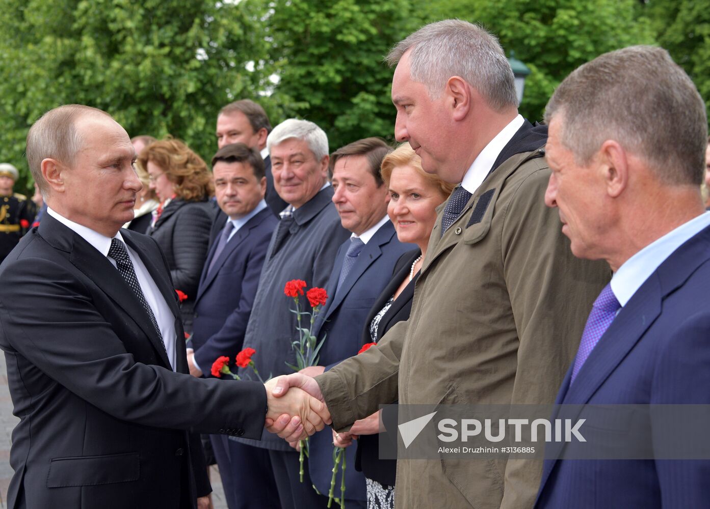 Russian President Vladimir Putin and Prime Minister Dmitry Medvedev lay wreaths at Tomb of the Unknown Soldier