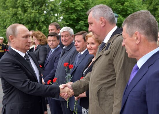Russian President Vladimir Putin and Prime Minister Dmitry Medvedev lay wreaths at Tomb of the Unknown Soldier
