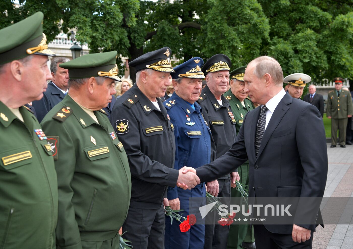 Russian President Vladimir Putin and Prime Minister Dmitry Medvedev lay wreaths at Tomb of the Unknown Soldier