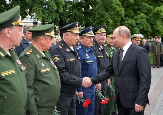Russian President Vladimir Putin and Prime Minister Dmitry Medvedev lay wreaths at Tomb of the Unknown Soldier