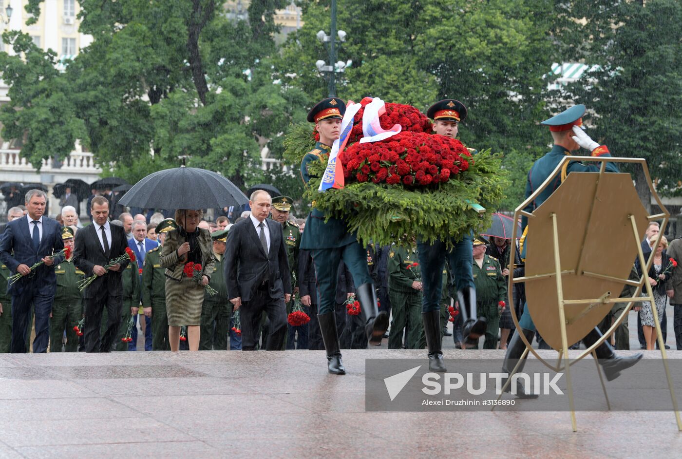 Russian President Vladimir Putin and Prime Minister Dmitry Medvedev lay wreaths at Tomb of the Unknown Soldier