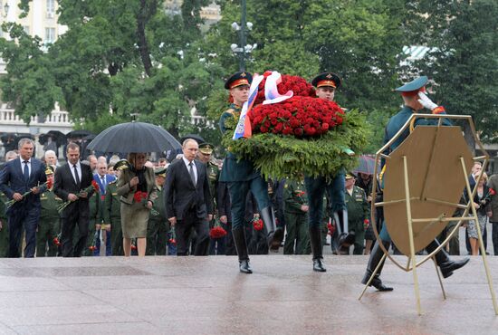Russian President Vladimir Putin and Prime Minister Dmitry Medvedev lay wreaths at Tomb of the Unknown Soldier