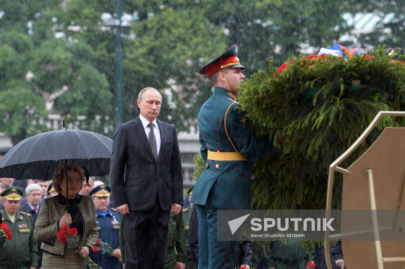 Russian President Vladimir Putin and Prime Minister Dmitry Medvedev lay wreaths at Tomb of the Unknown Soldier