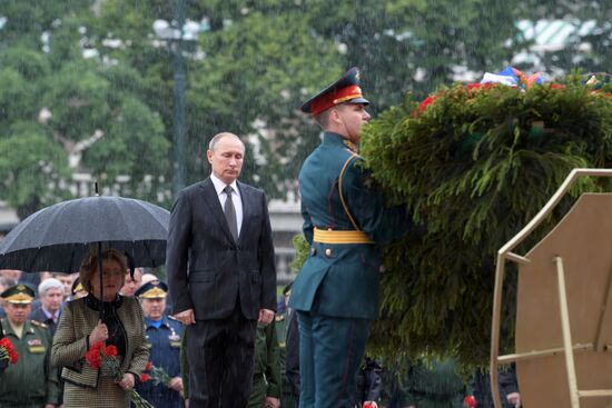 Russian President Vladimir Putin and Prime Minister Dmitry Medvedev lay wreaths at Tomb of the Unknown Soldier