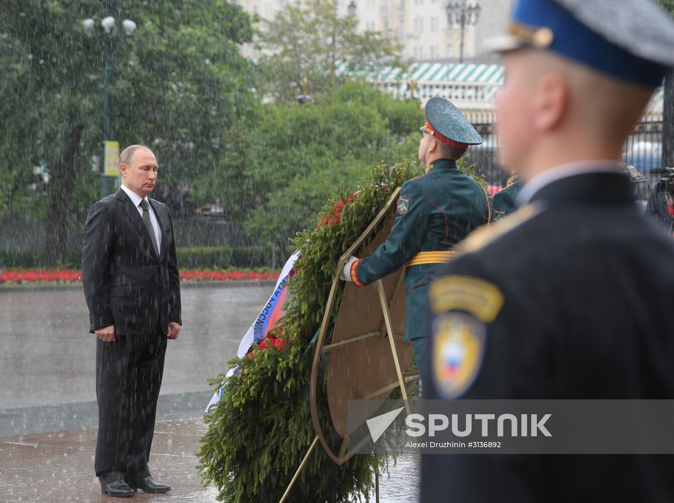 Russian President Vladimir Putin and Prime Minister Dmitry Medvedev lay wreaths at Tomb of the Unknown Soldier
