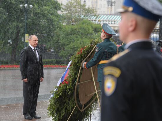 Russian President Vladimir Putin and Prime Minister Dmitry Medvedev lay wreaths at Tomb of the Unknown Soldier