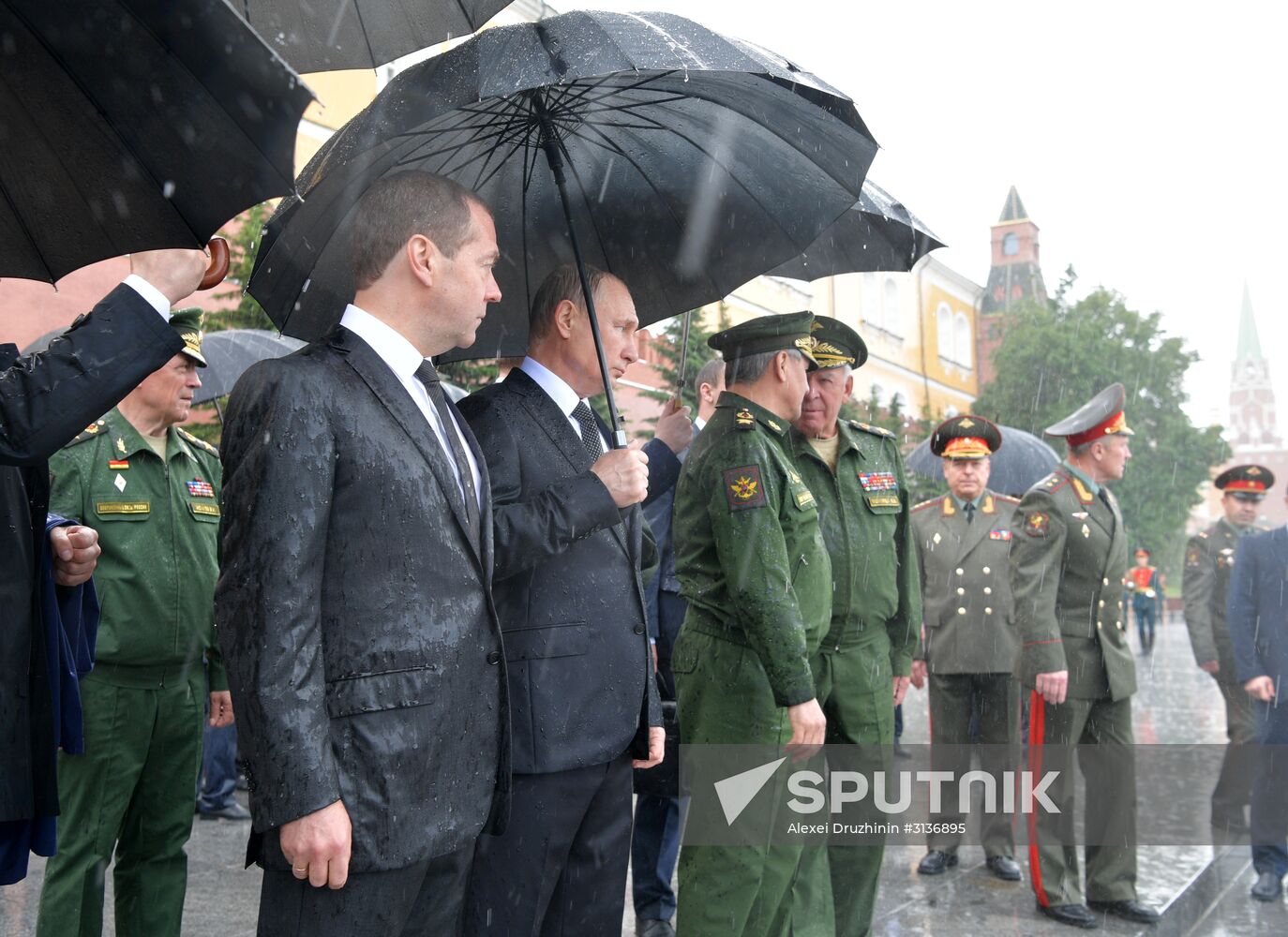 Russian President Vladimir Putin and Prime Minister Dmitry Medvedev lay wreaths at Tomb of the Unknown Soldier