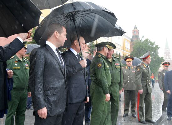 Russian President Vladimir Putin and Prime Minister Dmitry Medvedev lay wreaths at Tomb of the Unknown Soldier